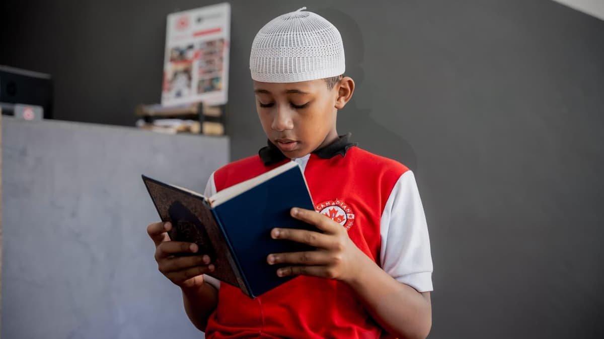Sawir muujin ah: Wiil arday ah oo buug akhrinaya