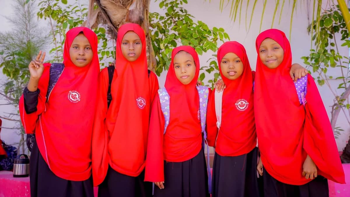 Sawir muujin ah: Shan gabdhood oo arday ah oo bannaanka wada taagan
