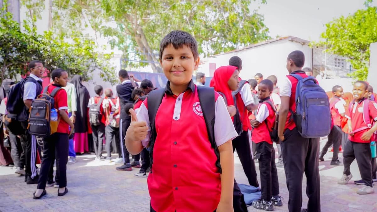 Sawir muujin ah: Wiil arday ah oo barxadda dugsiga ku taagan, gacantana kor u qaadaya